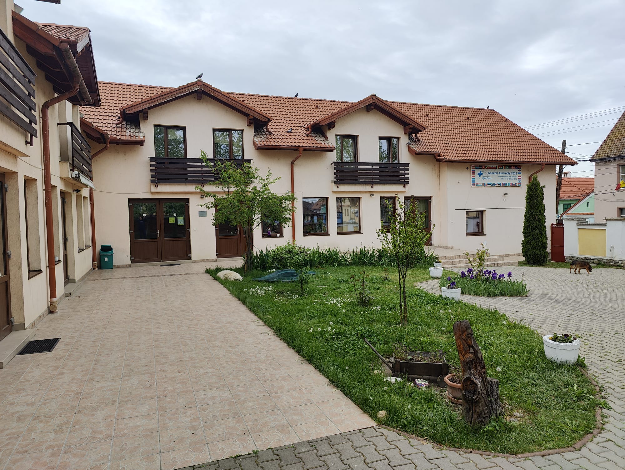Interiorul primitor al centrului Crucea Albastră